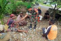 Babinsa Koramil 03/Kuala Kencana Kodim 1710/Mimika Sertu Abraham melaksanakan Komunikasi Sosial (Komsos) dengan warga binaan