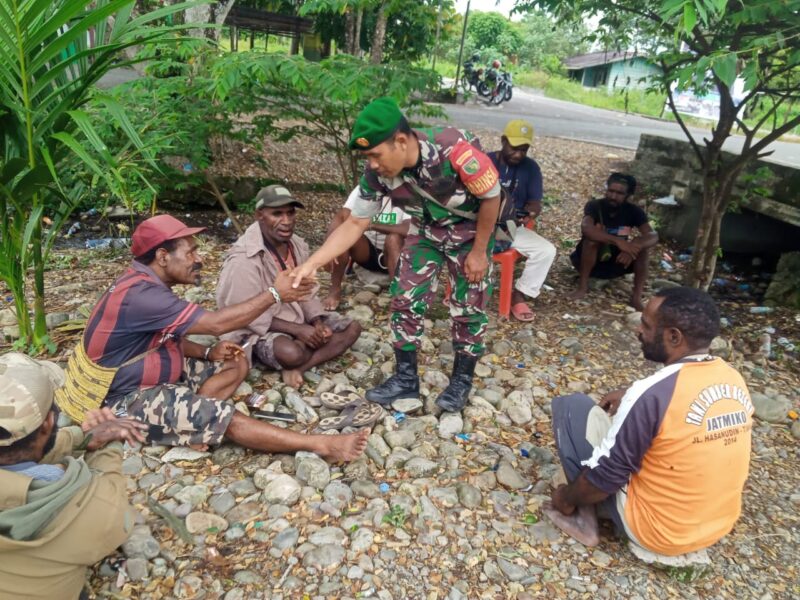 Babinsa Koramil 03/Kuala Kencana Kodim 1710/Mimika Sertu Abraham melaksanakan Komunikasi Sosial (Komsos) dengan warga binaan