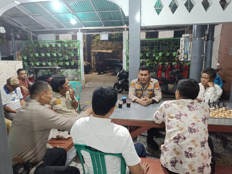 Polsek Kawasan Kali Baru Polres Pelabuhan Tanjung Priok menggelar Ngopi Kamtibmas, bertempat di Balai Warga RW 10