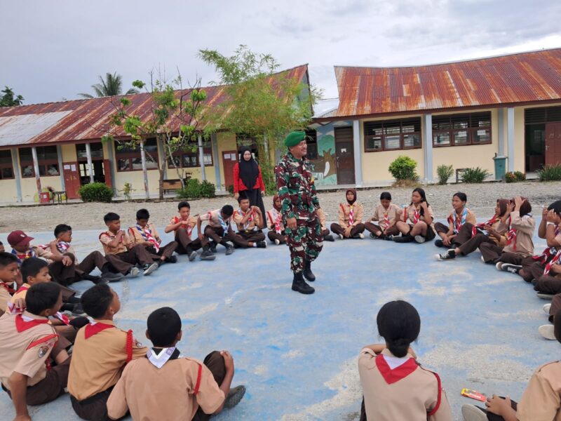 Babinsa Koramil 02/Timika Kodim 1710/Mimika Sertu Aslan Samad memberikan pelatihan Peraturan Baris Berbaris (PBB) dan beri Wawasan Kebangsaan