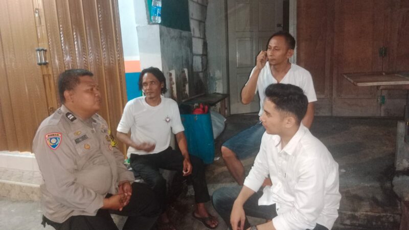 Bhabinkamtibmas Kawasan Muara Angke, Polsek Kawasan Sunda Kelapa, Aiptu Agus Subekti, melaksanakan sambang ke warga RW 21 Pelabuhan Muara Angke