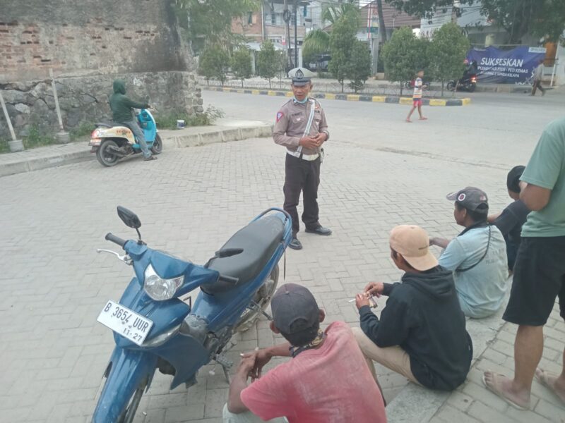 PS. Panit Lantas Polsek Kawasan Sunda Kelapa juga turut memberikan imbauan Kamseltibcarlantas dan Kamtibmas
