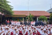 Kanit Lantas Polsek Kawasan Kali Baru Polres Pelabuhan Tanjung Priok menjadi Pembina Upacara sekaligus memberikan imbauan