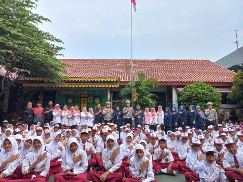 Kanit Lantas Polsek Kawasan Kali Baru Polres Pelabuhan Tanjung Priok menjadi Pembina Upacara sekaligus memberikan imbauan