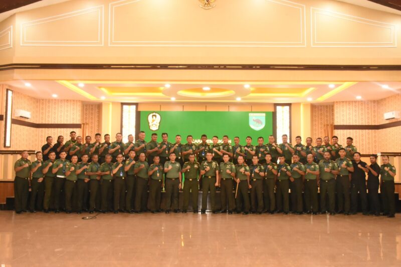 Para Perwira TNI Angkatan Darat yang bertugas di Kodam XVIII/Kasuari menerima pembekalan Intelijen Dasar Tersebar Tahun Anggaran 2024