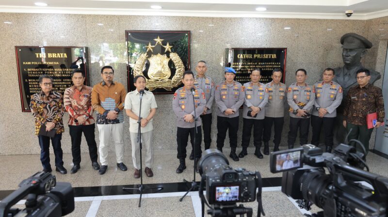 Kapolri Jenderal Listyo Sigit Prabowo menerima kunjungan Menteri Kehutanan (Menhut) Raja Juli Antoni di Mabes Polri