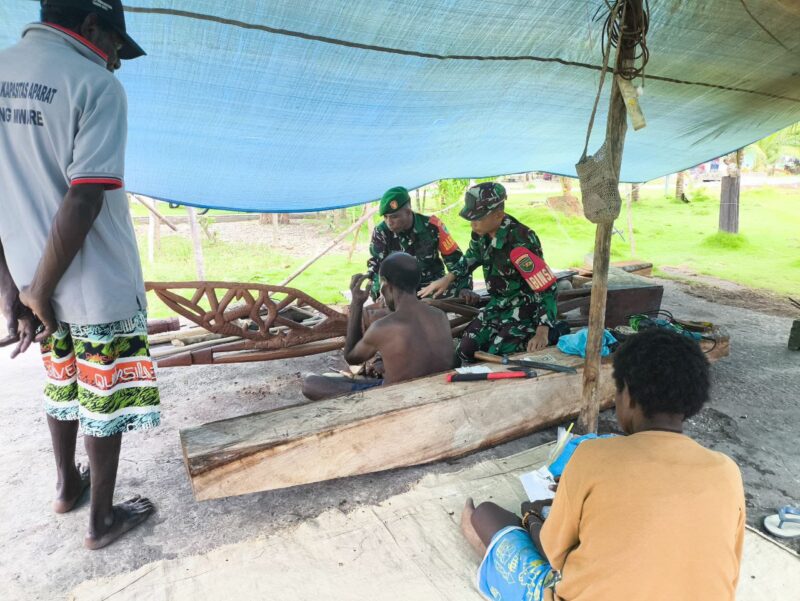 Babinsa Koramil 1710-07/Mapurujaya secara rutin menjalin Komunikasi Sosial (Komsos) bersama masyarakat di wilayah binaan