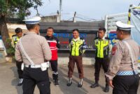 Kanit Lantas AKP Hery Yuliantoro, S.H., bersama Aiptu Dedy PS. Panit Lantas Polsek Kawasan Kali Baru, memberikan imbauan