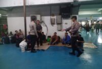 Ipda Giyono selaku Kapolsubsektor Kawasan Pelni Polres Pelabuhan Tanjung Priok bersama Aipda Usman melaksanakan patroli dialogis