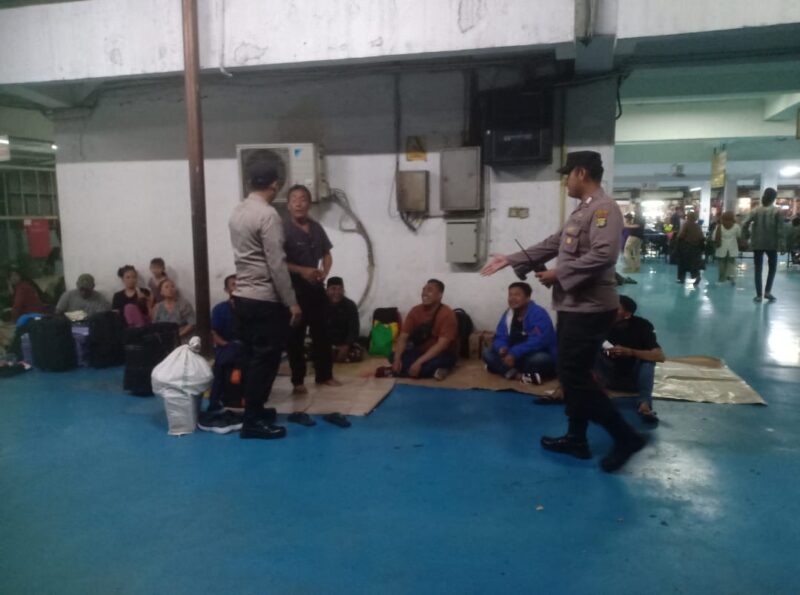 Ipda Giyono selaku Kapolsubsektor Kawasan Pelni Polres Pelabuhan Tanjung Priok bersama Aipda Usman melaksanakan patroli dialogis