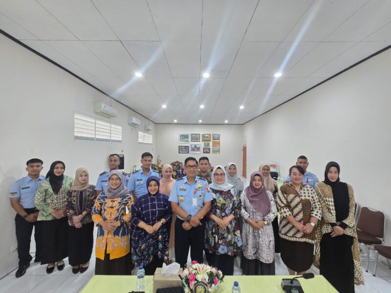 Komandan Lanud (Danlanud) Sultan Hasanuddin Marsma TNI Bonang Bayuaji G., S.E., M.M., CHRMP, didampingi ketua PIA Ardhya Garini Cabang 7/D.lI