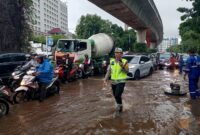 Kasat Lantas Polres Metro Jakarta Selatan, Kompol Yunita Natalia Rungkat, tetap menjalankan tugasnya dengan sigap