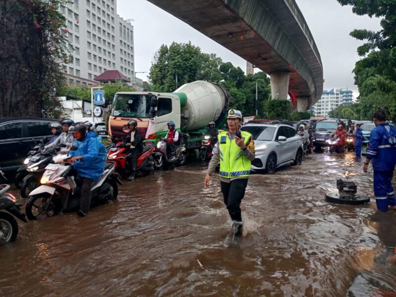 Kasat Lantas Polres Metro Jakarta Selatan, Kompol Yunita Natalia Rungkat, tetap menjalankan tugasnya dengan sigap