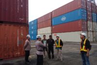 Iptu Rochmat sebagai Kapolsubsektor Kawasan JICT Polres Pelabuhan Tanjung Priok bersama Aipda Apriyanto melakukan patroli dialogis