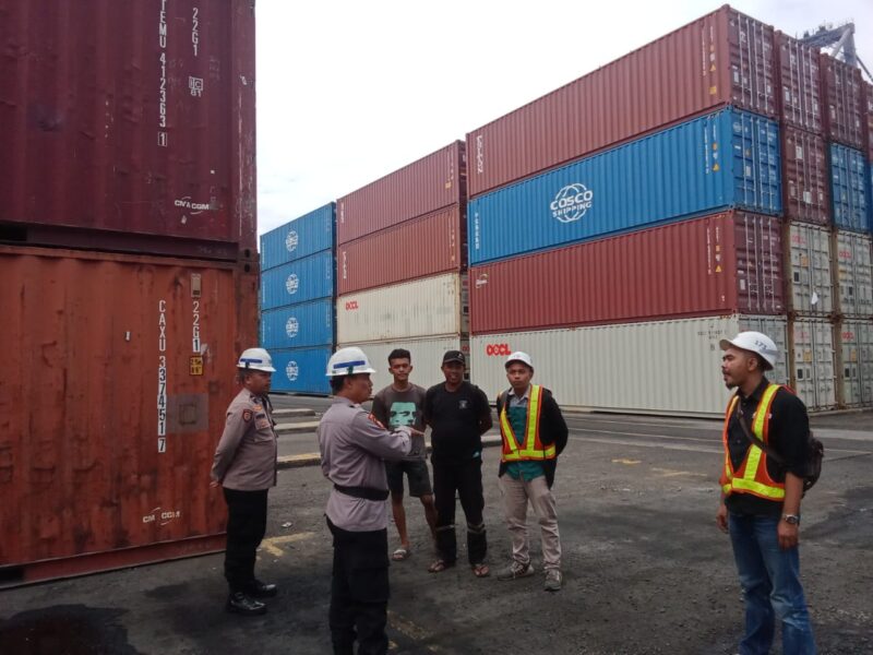 Iptu Rochmat sebagai Kapolsubsektor Kawasan JICT Polres Pelabuhan Tanjung Priok bersama Aipda Apriyanto melakukan patroli dialogis