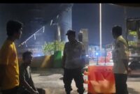 Briptu Tegar, Bhabinkamtibmas Marunda Polsek Kawasan Kali Baru Polres Pelabuhan Tanjung Priok bersama masyarakat melaksanakan sambang dan patroli