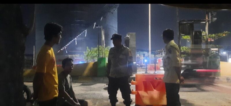 Briptu Tegar, Bhabinkamtibmas Marunda Polsek Kawasan Kali Baru Polres Pelabuhan Tanjung Priok bersama masyarakat melaksanakan sambang dan patroli