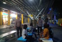 Ipda Giyono sebagai Kapolsubsektor Kawasan Pelni Polres Pelabuhan Tanjung Priok bersama Aipda Usman melaksanakan patroli dialogis