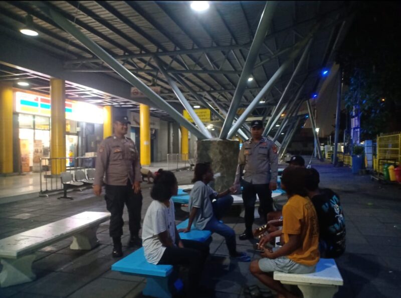 Ipda Giyono sebagai Kapolsubsektor Kawasan Pelni Polres Pelabuhan Tanjung Priok bersama Aipda Usman melaksanakan patroli dialogis