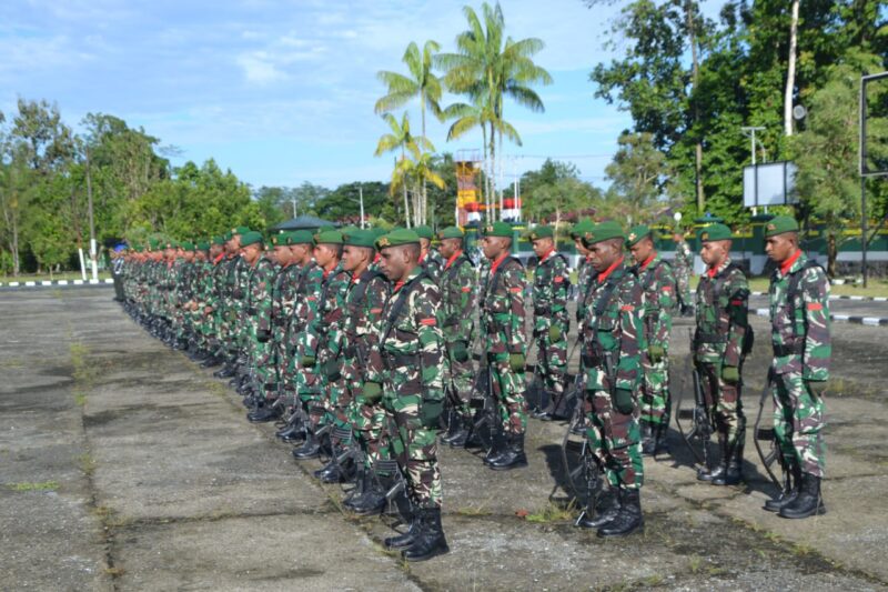 Kodim 1710/Mimika menggelar Upacara Bendera dengan Inspektur Upacara (Irup) Kasdim 1710/Mimika Mayor Inf Abdul Munir