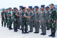 Panglima TNI Jenderal TNI Agus Subiyanto memberikan penghargaan kepada 24 Personel TNI yang tergabung dalam operasi bantuan kemanusiaan