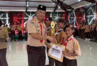 Kasdim 1710/Mimika Mayor Inf Abdul Munir memimpin upacara penutupan perkemahan Wira Karya Pramuka Saka Wira Kartika