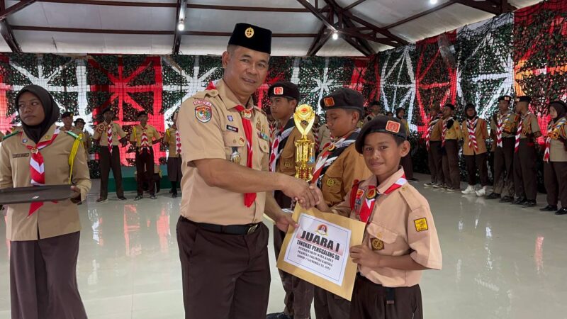 Kasdim 1710/Mimika Mayor Inf Abdul Munir memimpin upacara penutupan perkemahan Wira Karya Pramuka Saka Wira Kartika