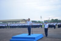 Danlanud Sultan Hasanuddin Marsma TNI Bonang Bayuaji G, S.E., M.M., CHRMP., memimpin upacara mingguan bertempat di Apron Galaktika