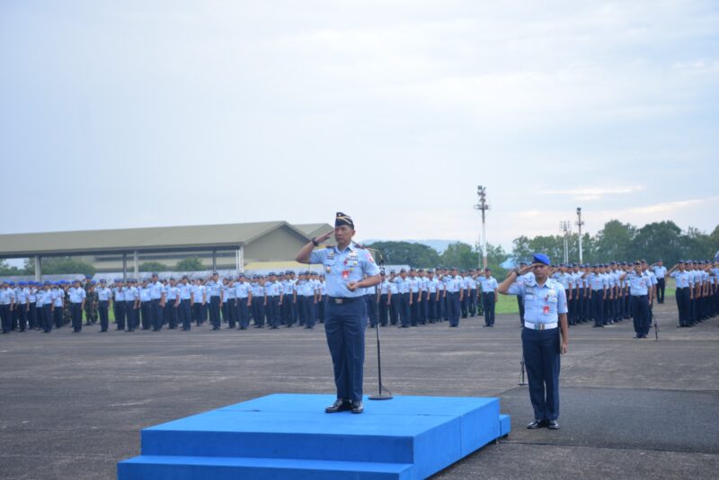 Danlanud Sultan Hasanuddin Marsma TNI Bonang Bayuaji G, S.E., M.M., CHRMP., memimpin upacara mingguan bertempat di Apron Galaktika