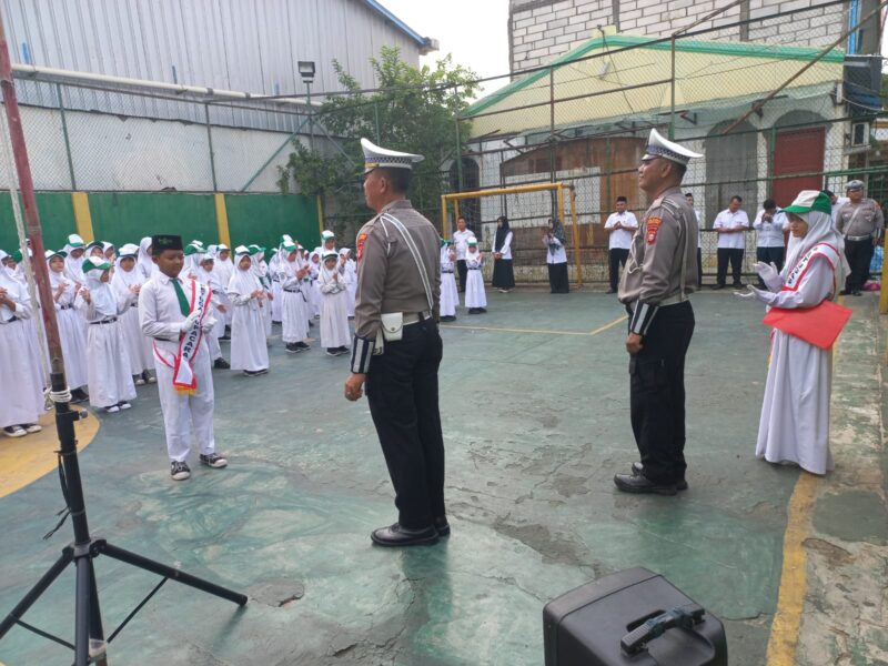 Kanit Lantas Polsek Kawasan Kali Baru Polres Pelabuhan Tanjung Priok menjadi Pembina Upacara sekaligus memberikan imbauan