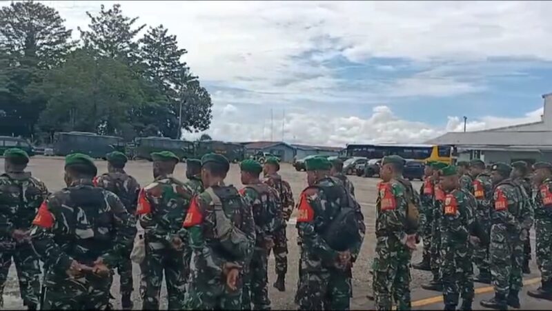 Satuan TNI Garnisun Mimika menggelar apel gelar pasukan pengamanan di Hanggar Airfast Bandara Mozes Kilangin Timika