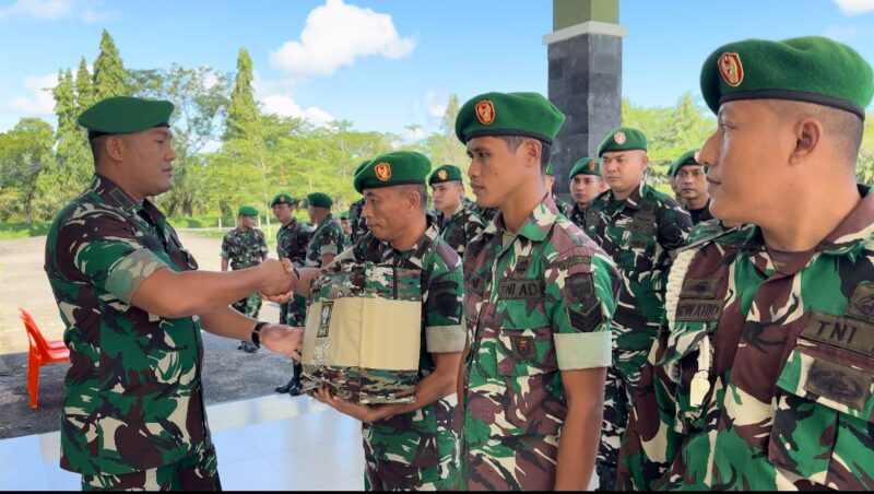 Seluruh personel Makorem 012/TU menerima Kaporlap di halaman Mako setempat, Desa Ujung Tanoh Darat, Kecamatan Johan Pahlawan, Kabupaten Aceh Barat