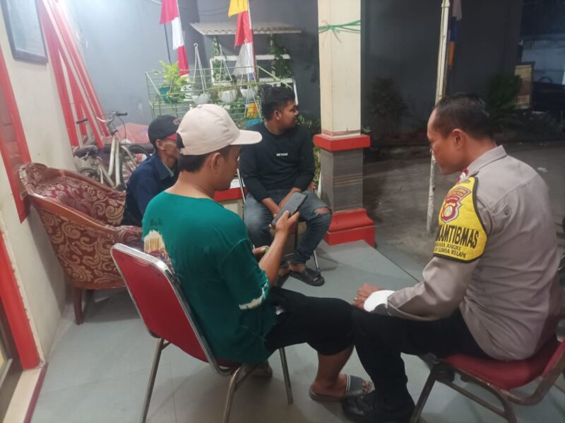 Bhabinkamtibmas Kawasan Muara Angke, Polsek Kawasan Sunda Kelapa, Aiptu Sutiyono melaksanakan sambang ke kantor Sekretariat RW 01