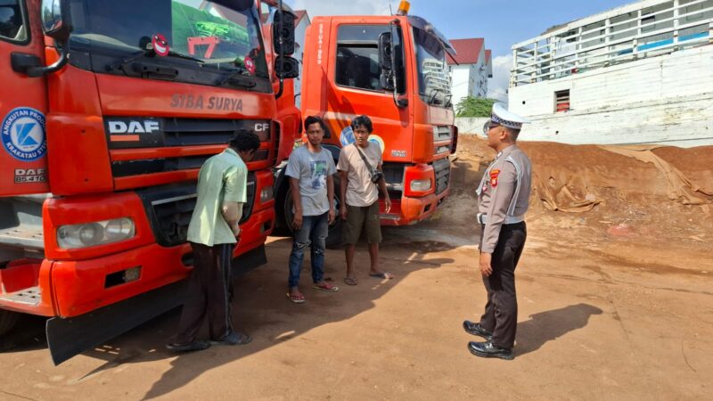Iptu Bambang Muharto Panit Lantas II Polsek Kawasan Sunda Kelapa Polres Pelabuhan Tanjung Priok memberikan imbauan