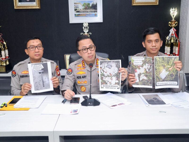 Polda Metro berhasil menangkap dua pelaku sindikat spesialis pencurian brankas berinisial AH dan W