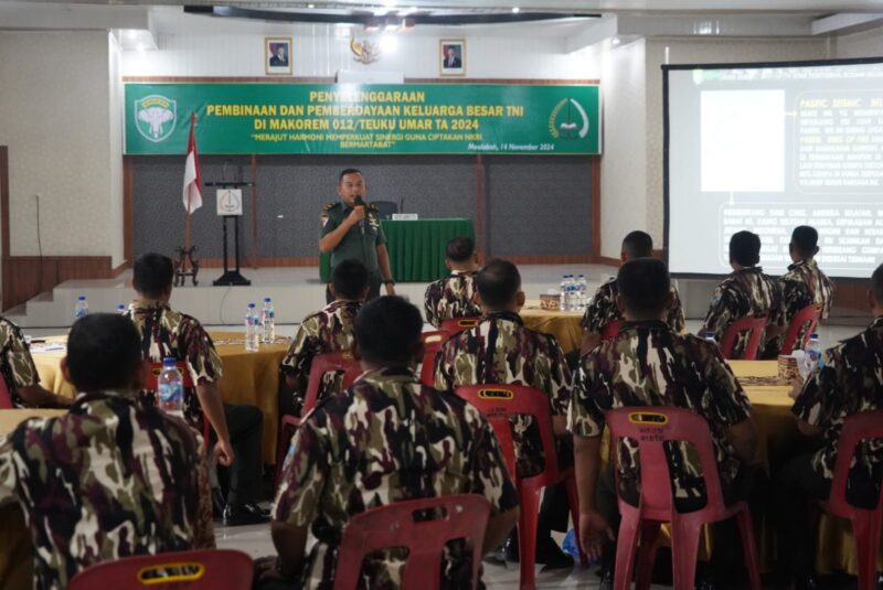 Korem 012/TU menggelar kegiatan pembinaan dan pemberdayaan Keluarga Besar TNI (KBT) pada Kamis (14/11/2024) di Aula Bhakti Gara Makorem 012/TU