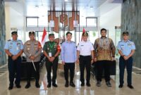 Komandan Lanud Sultan Hasanuddin Marsma TNI Bonang Bayuaji G., S.E., M.M., CHRMP., mengantar keberangkatan Wakil Presiden Republik Indonesia
