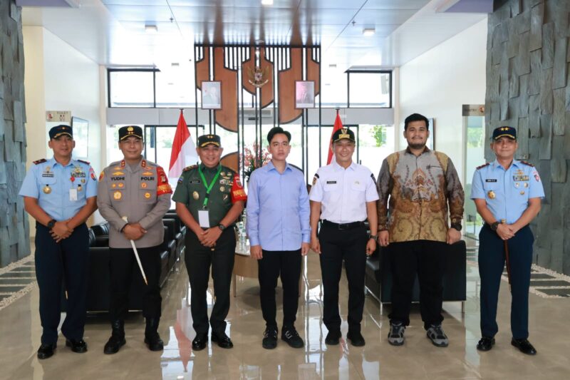 Komandan Lanud Sultan Hasanuddin Marsma TNI Bonang Bayuaji G., S.E., M.M., CHRMP., mengantar keberangkatan Wakil Presiden Republik Indonesia
