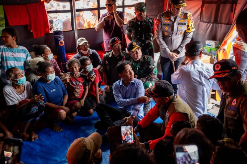 Panglima TNI Jenderal TNI Agus Subiyanto mendampingi Wakil Presiden RI Gibran Rakabuming Raka dalam kunjungan kerjanya