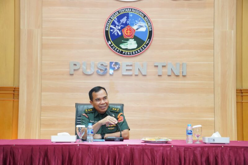 Kepala Pusat Penerangan (Kapuspen) TNI Mayjen TNI Hariyanto memberikan klarifikasinya terkait beredarnya foto salah seorang perwira menengah
