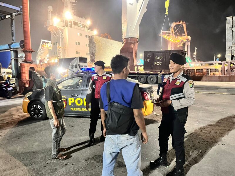 Satuan Samapta (Satsamapta) Polres Pelabuhan Tanjung Priok melaksanakan patroli dialogis di wilayah hukumnya