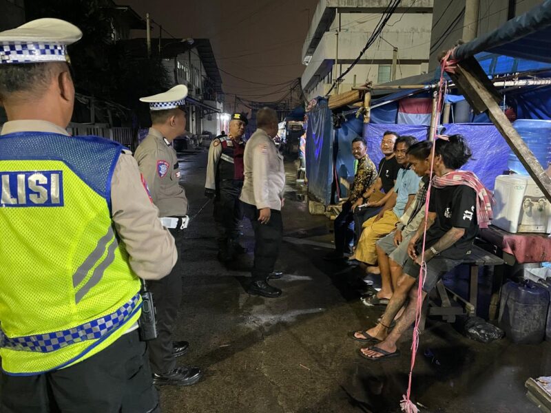 Polsek Kawasan Sunda Kelapa Polres Pelabuhan Tanjung Priok menggelar patroli rutin malam hari di sejumlah titik rawan gangguan