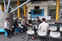 Ipda Giyono sebagai Kapolsubsektor Kawasan Pelni Polres Pelabuhan Tanjung Priok bersama Aipda Usman melaksanakan patroli dialogis