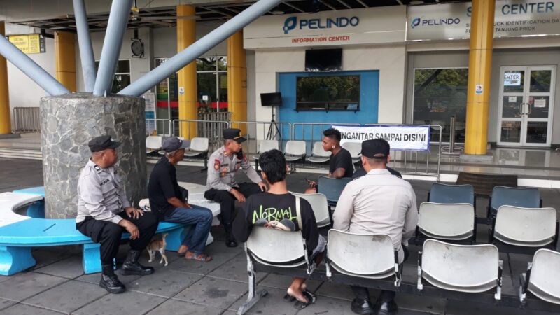 Ipda Giyono sebagai Kapolsubsektor Kawasan Pelni Polres Pelabuhan Tanjung Priok bersama Aipda Usman melaksanakan patroli dialogis