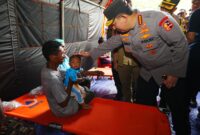 Kapolri Jenderal Listyo Sigit Prabowo mengunjungi posko pengungsian bencana erupsi Gunung Lewotobi Laki-laki