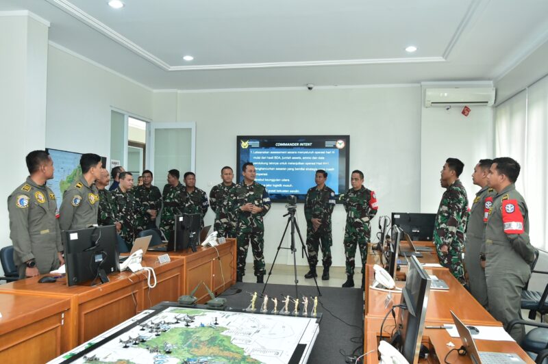 Kepala Staf Angkatan Udara (Kasau) Marsekal TNI M. Tonny Harjono, S.E., M.M., meninjau pelaksanaan latihan Wargaming