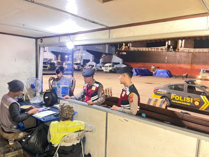 Satuan Samapta (Satsamapta) Polres Pelabuhan Tanjung Priok melaksanakan patroli dialogis di wilayah hukumnya