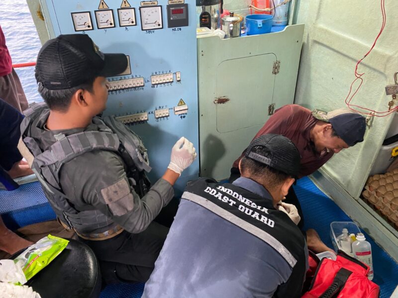 Kapal Negara (KN) Tanjung Datu-301 menunjukkan respons cepat atas situasi darurat medis yang dialami Anak Buah Kapal (ABK) KM Lintas Samudera 2