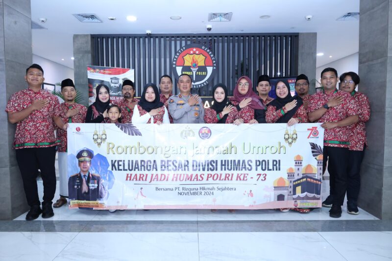 Kepala Divisi Hubungan Masyarakat (Kadiv Humas) Polri Irjen. Pol. Sandi Nugroho memberangkatkan jurnalis dan anggota beserta keluarganya untuk umroh