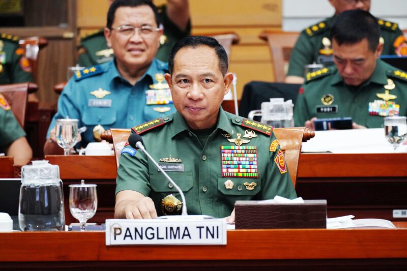 Panglima TNI Jenderal TNI Agus Subiyanto bersama Menteri Pertahanan Republik Indonesia Letjen TNI (Purn) Sjafrie Sjamsoeddin menghadiri rapat kerja